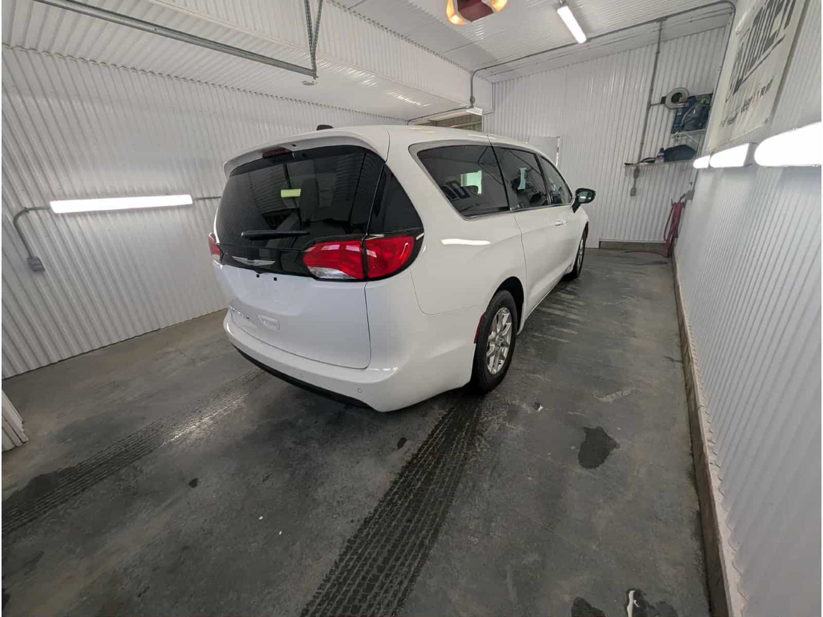 2026 Chrysler Grand Caravan SXT - Image 3