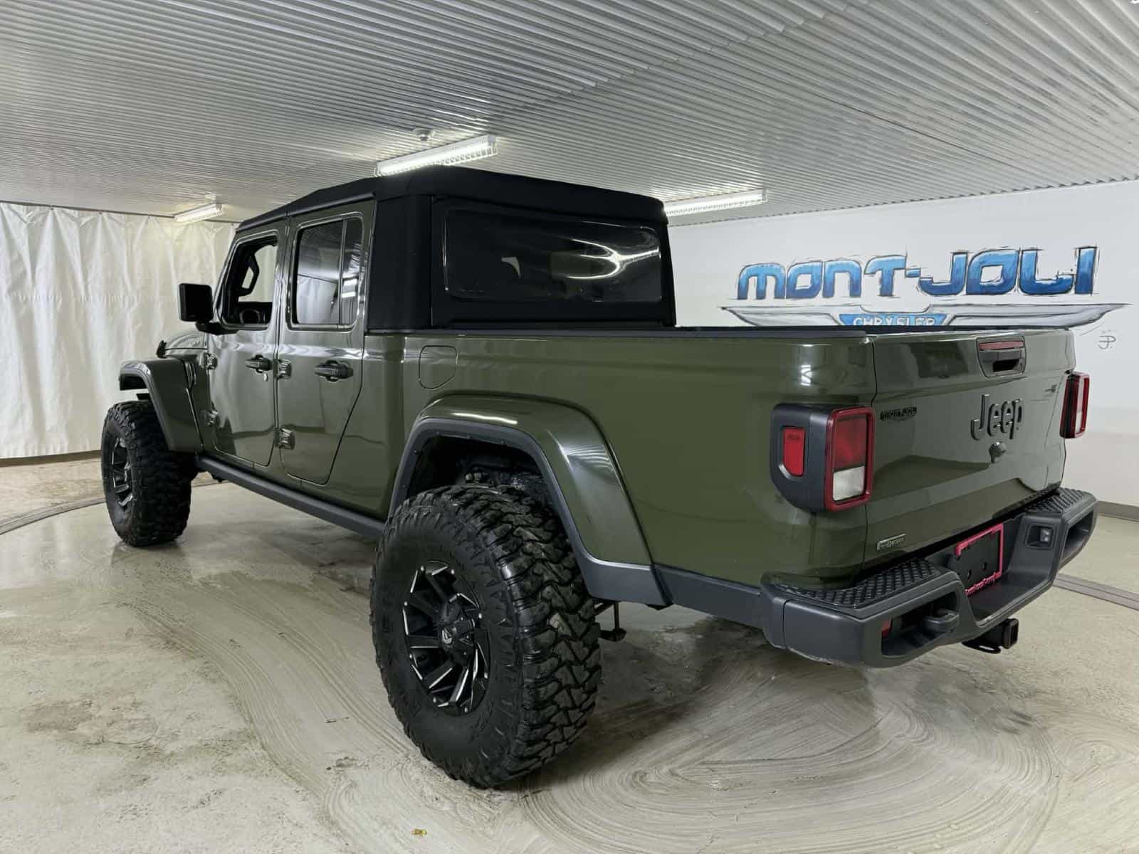 2022 Jeep Gladiator Willy's - Image 3