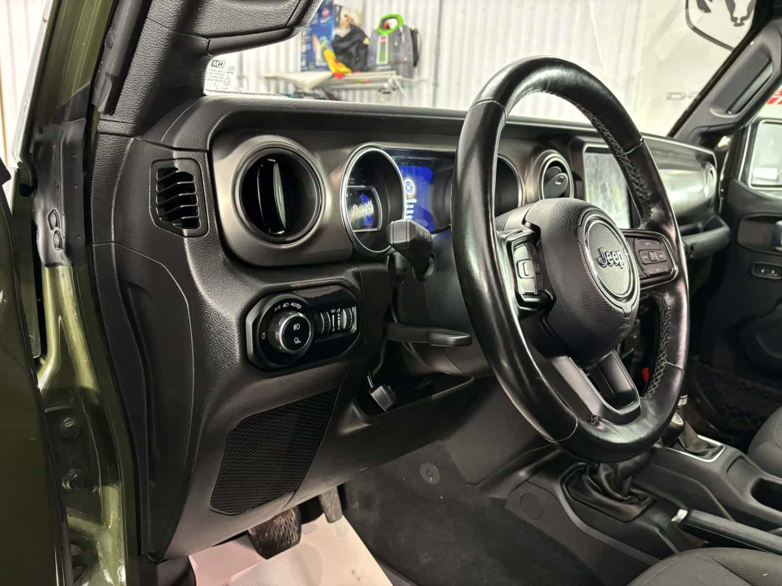 2022 Jeep Gladiator Willy's - Image 10