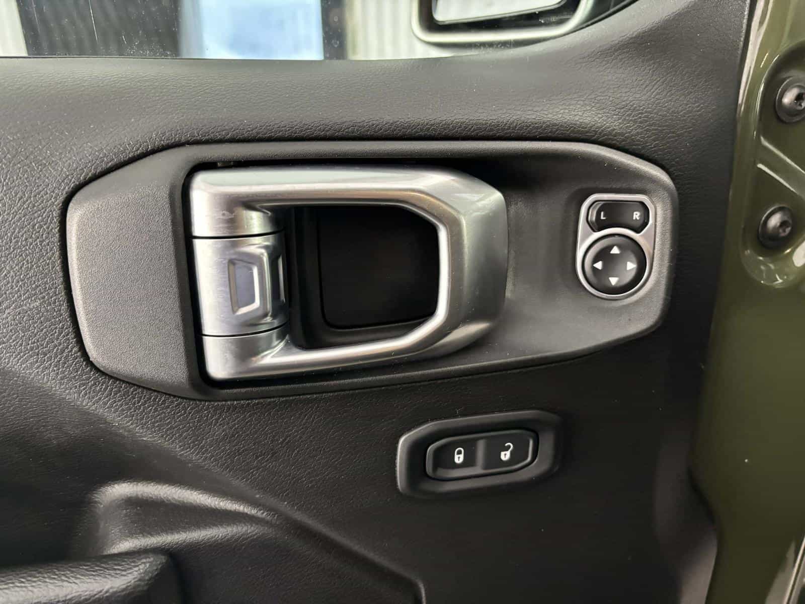 2022 Jeep Gladiator Willy's - Image 15