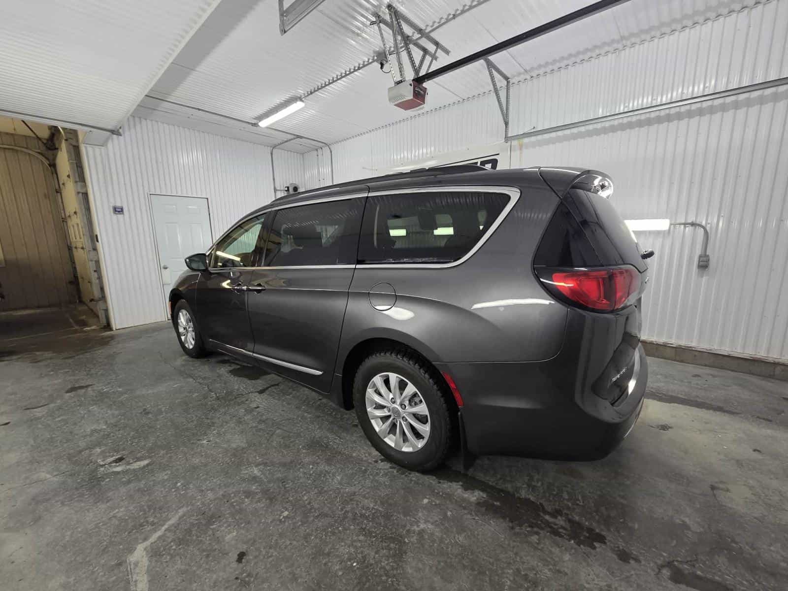 2017 Chrysler Pacificat Touring L - Image 6