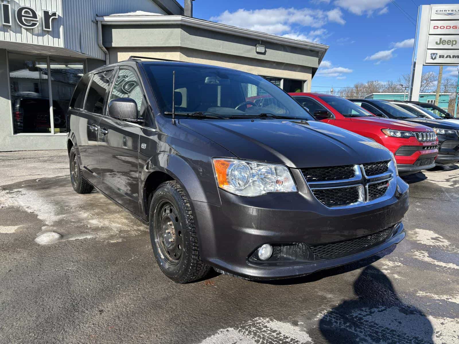 2019 Dodge Grand Caravan SXT - Image 2