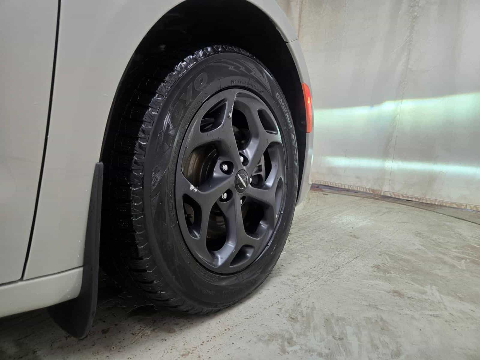 2021 Chrysler Pacifica Hybrid Touring - Image 4