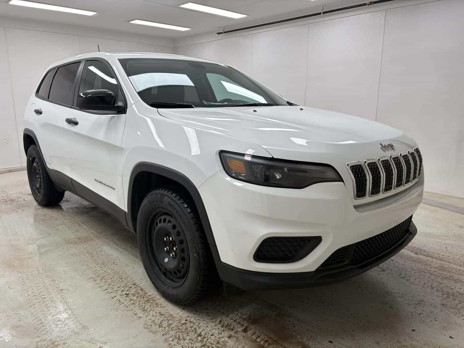 2022 Jeep Cherokee Sport Sport - Image 3