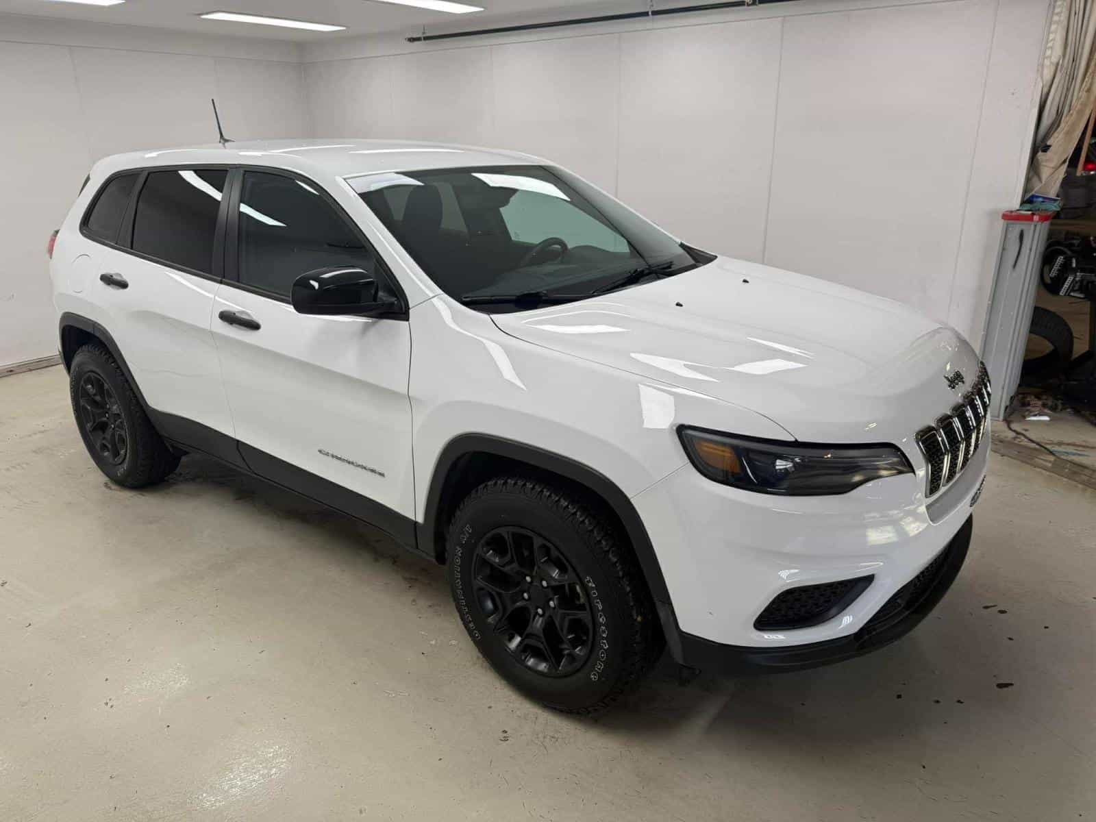 2022 Jeep Cherokee Sport - Image 4