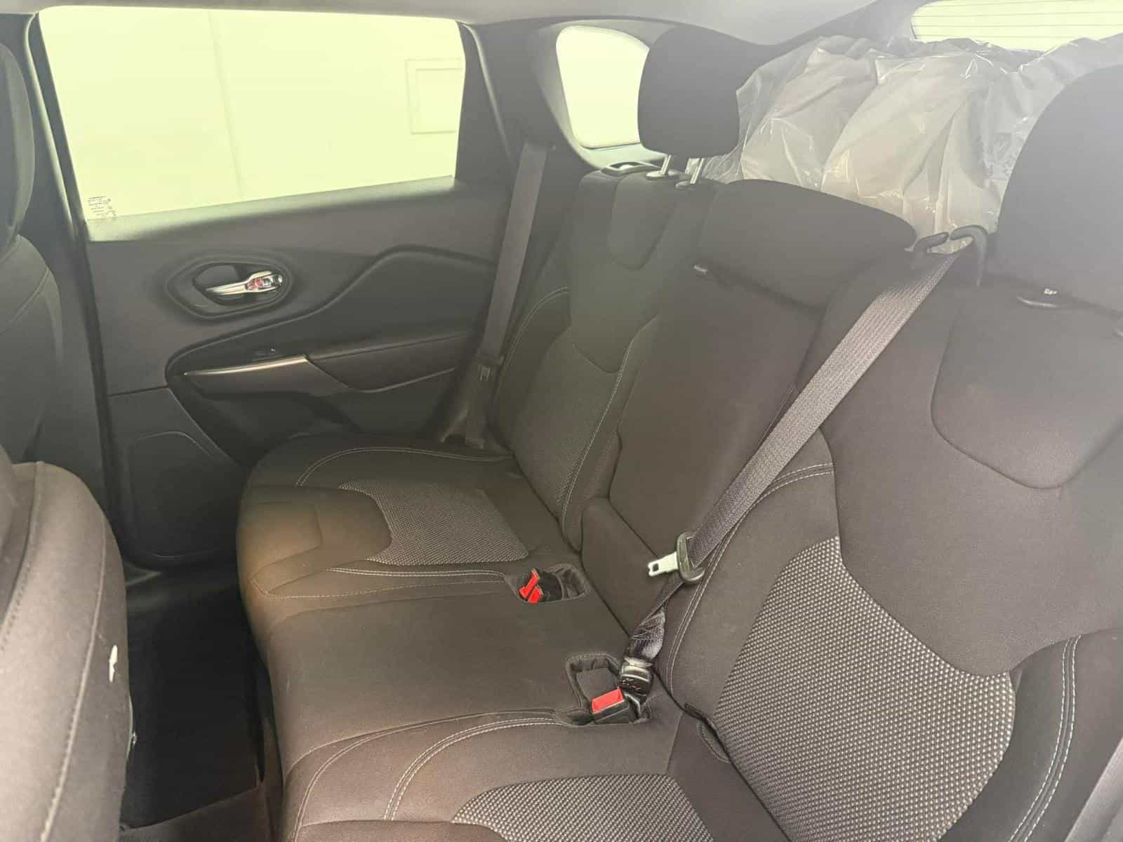 2022 Jeep Cherokee Sport Sport - Image 9