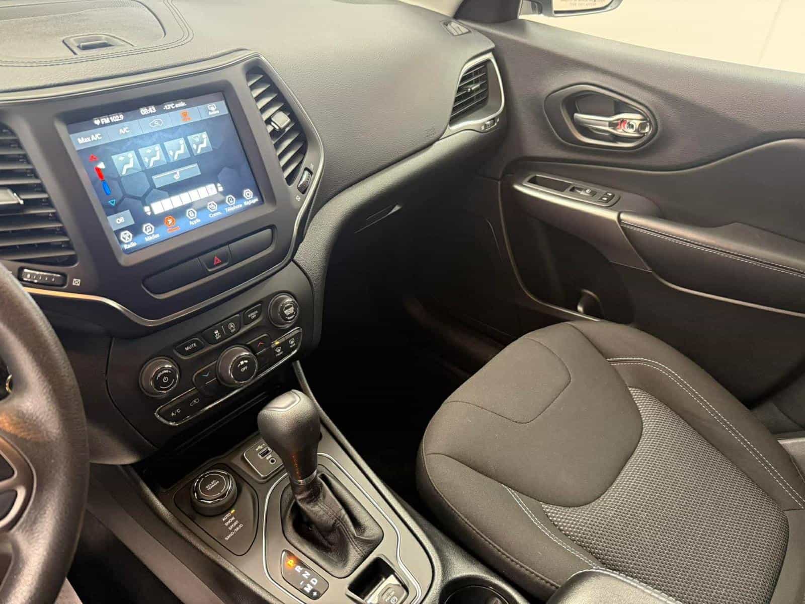 2022 Jeep Cherokee Sport - Image 13