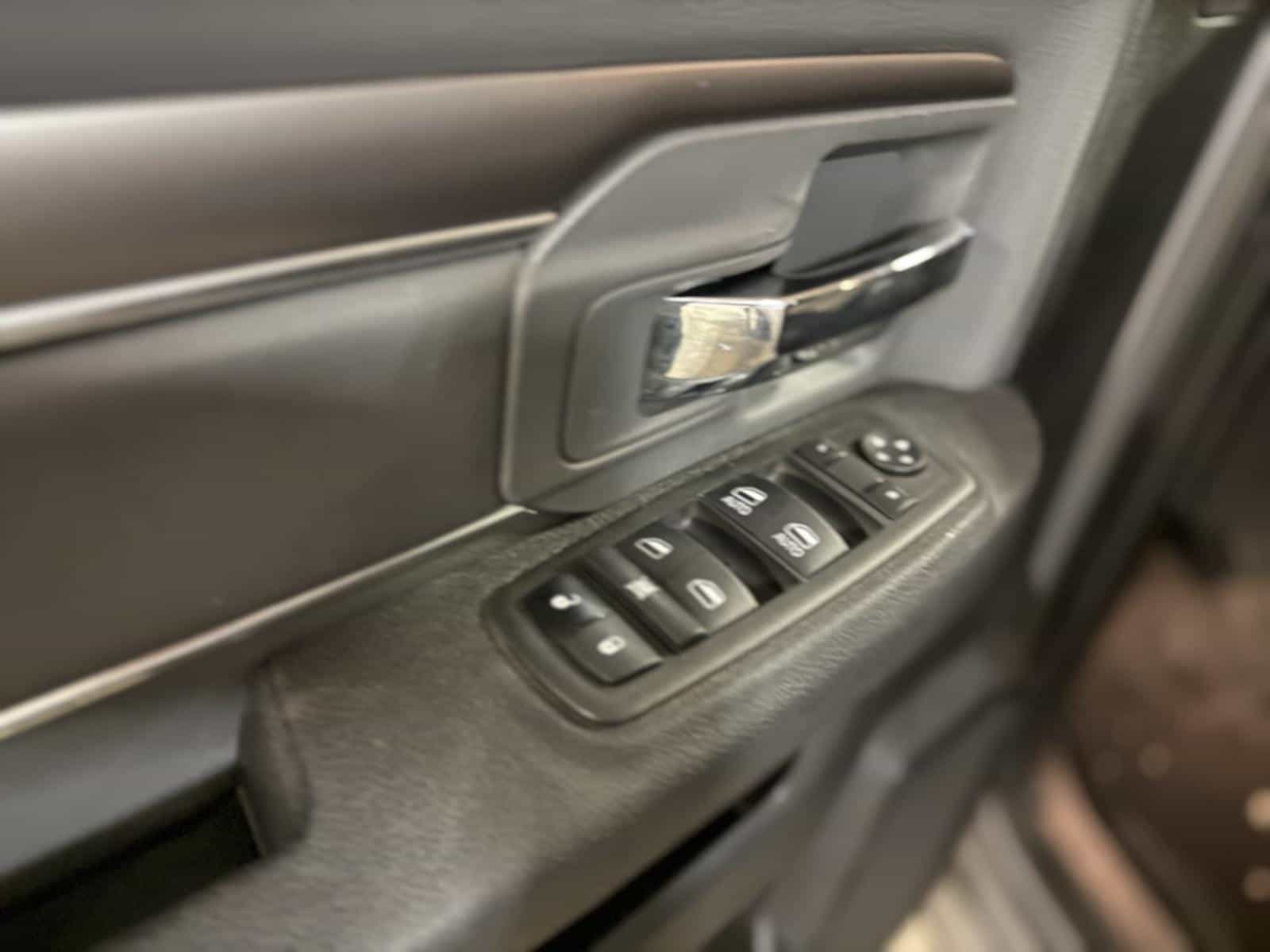 2023 RAM 1500 CLASSIC SLT SLT - Image 13