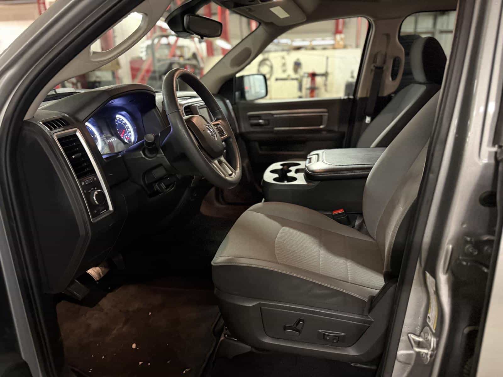 2023 RAM 1500 Classic SLT - Image 12