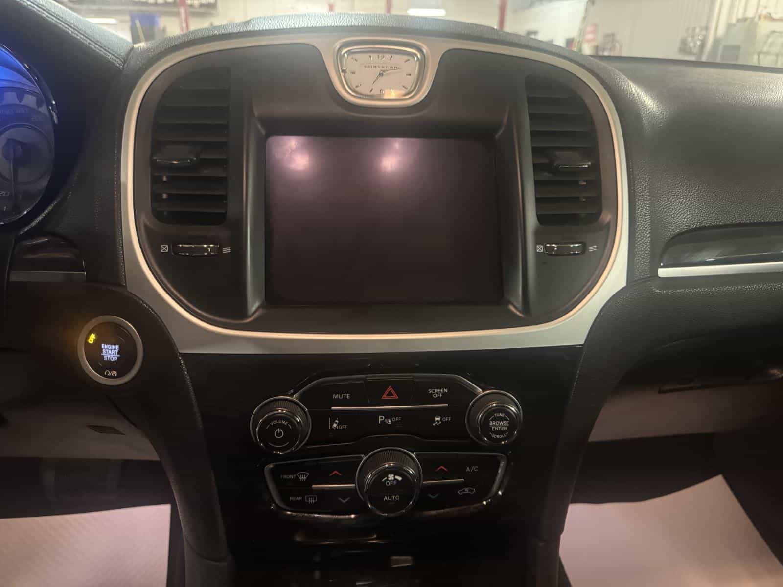 2023 Chrysler 300 Touring L - Image 10