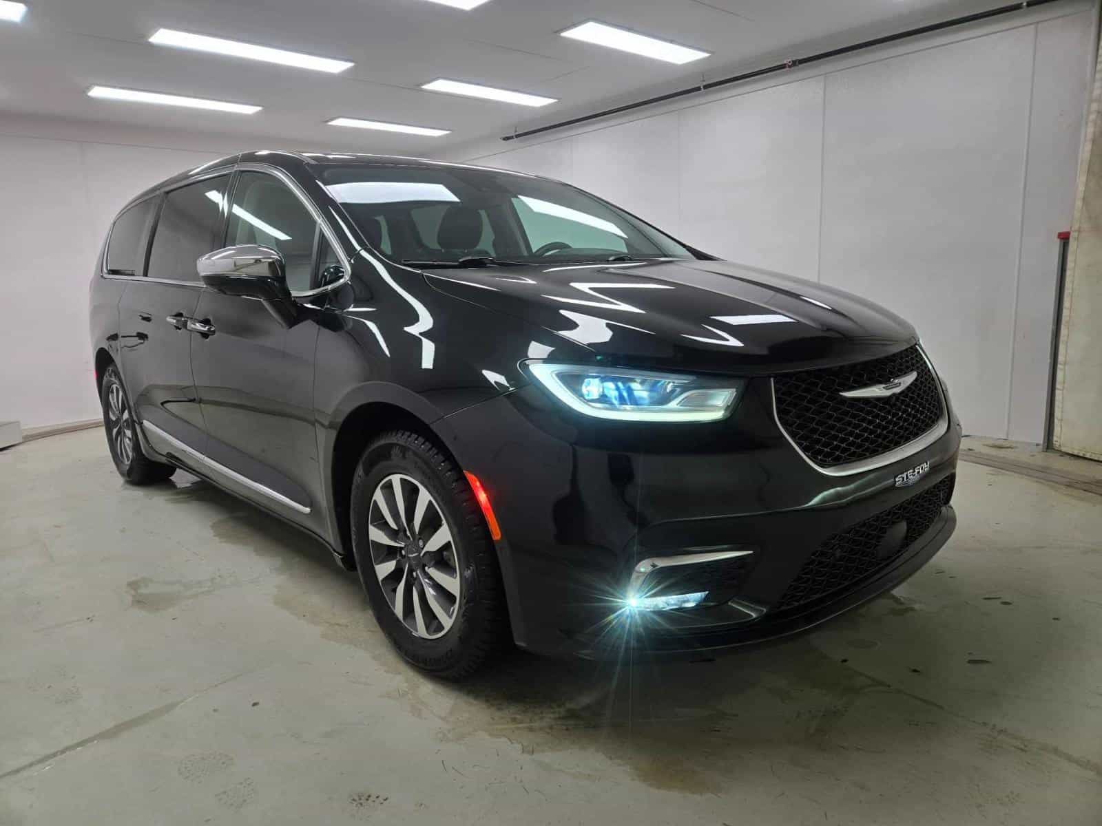 2022 Chrysler Pacifica Hybrid Limited - Image 3