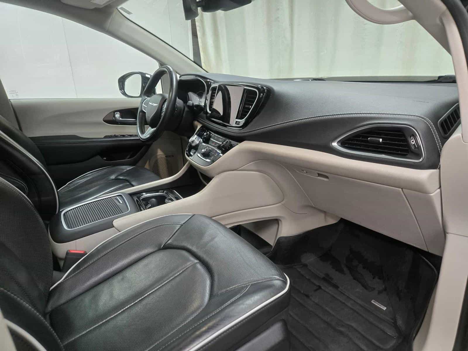 2022 Chrysler Pacifica Hybrid Limited - Image 15