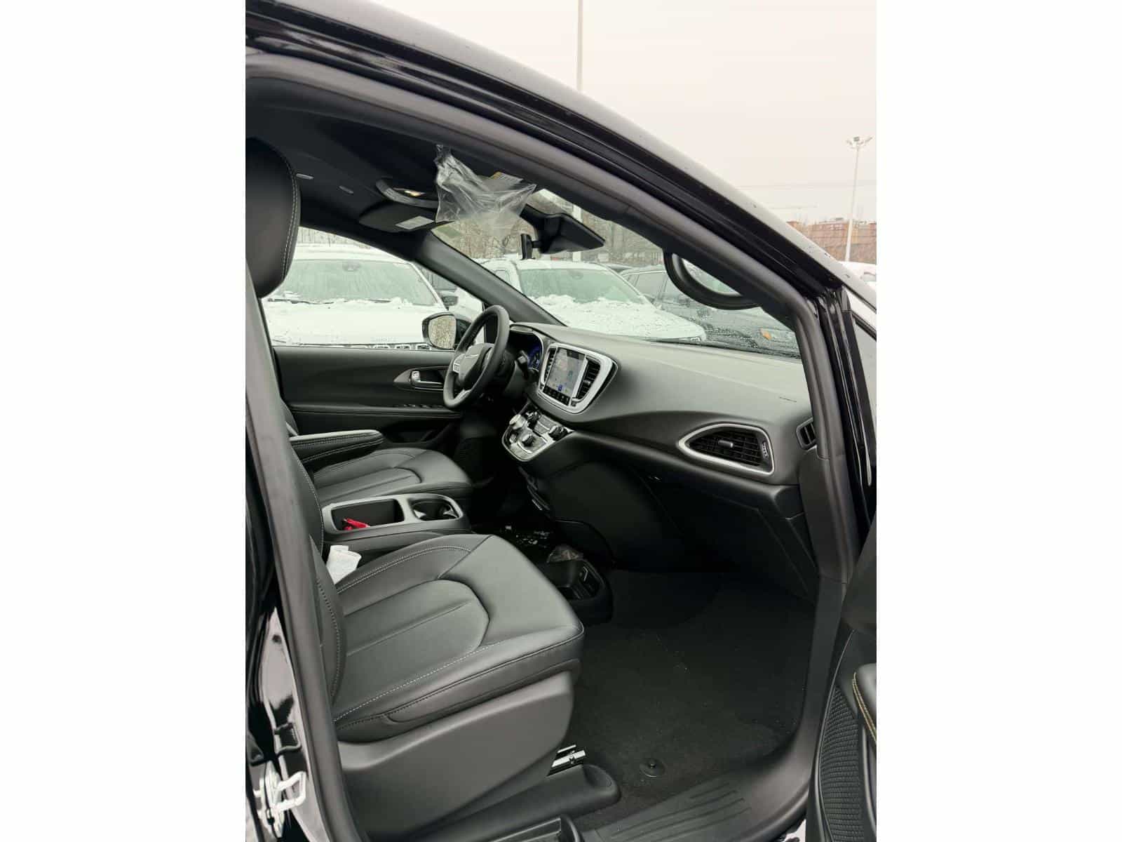 2026 Chrysler Grand Caravan SXT - Image 7