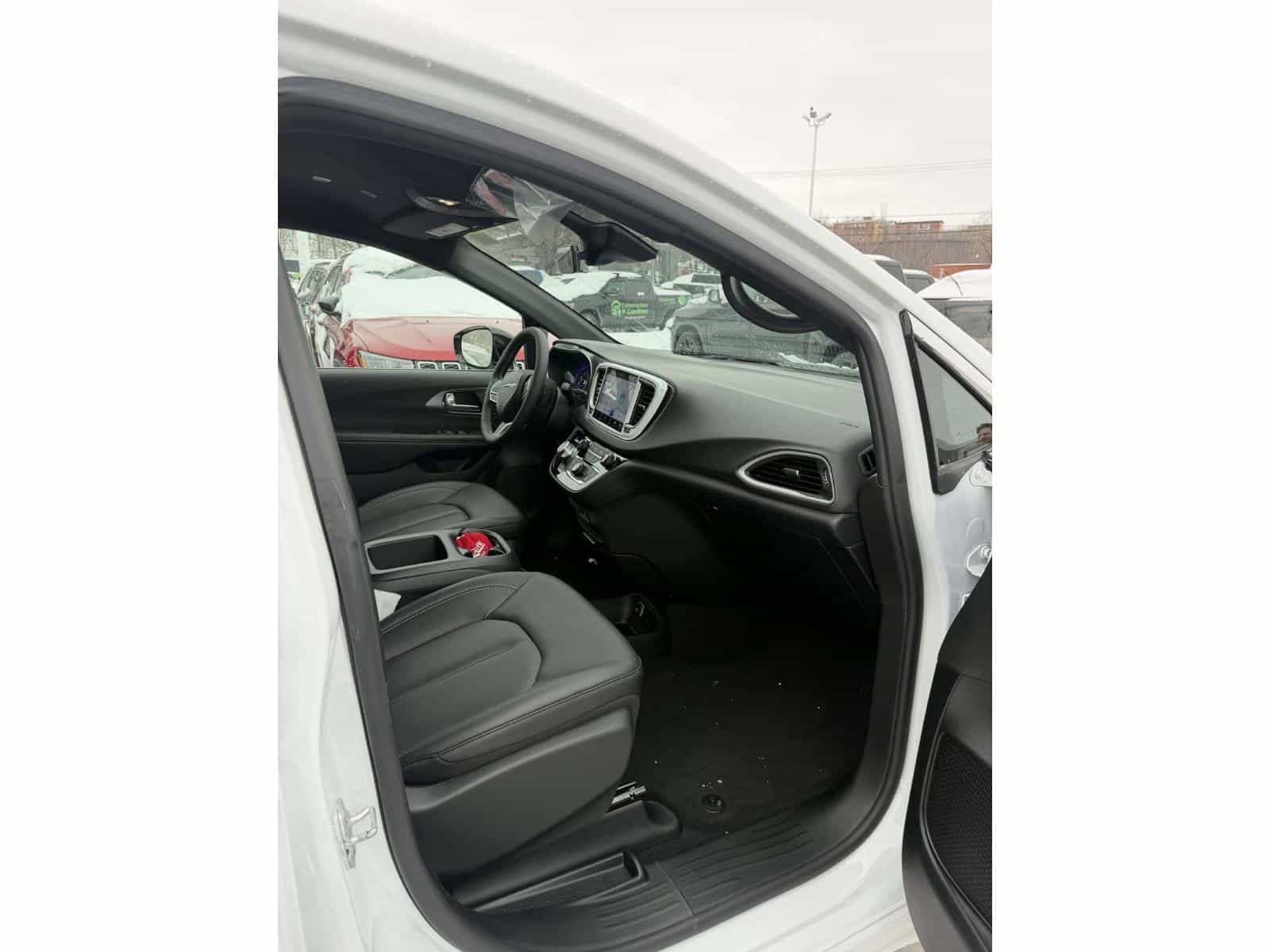 2026 Chrysler Grand Caravan SXT - Image 12