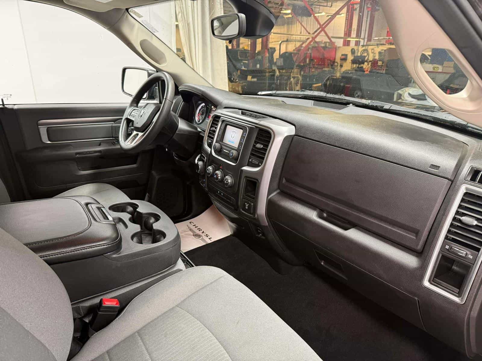 2023 RAM 1500 CLASSIC SLT SLT - Image 9