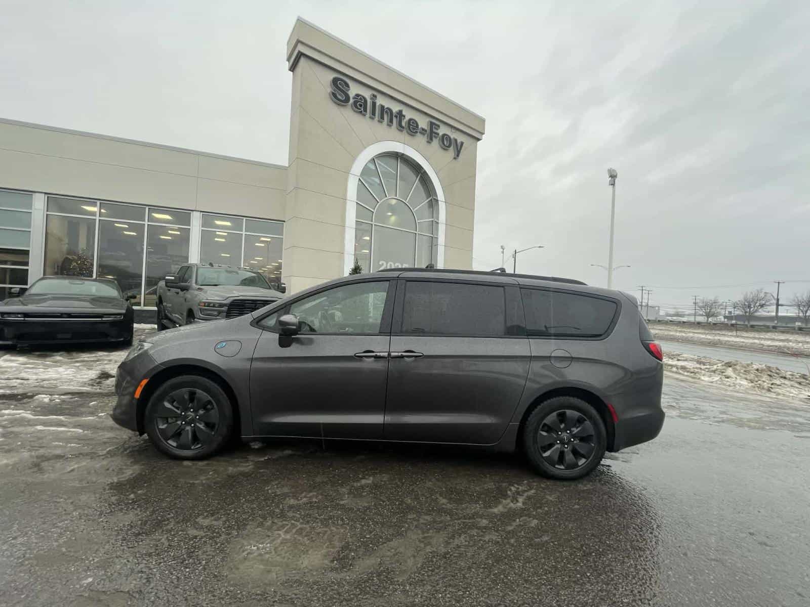 2020 Chrysler Pacifica Hybrid Limited - Image 3