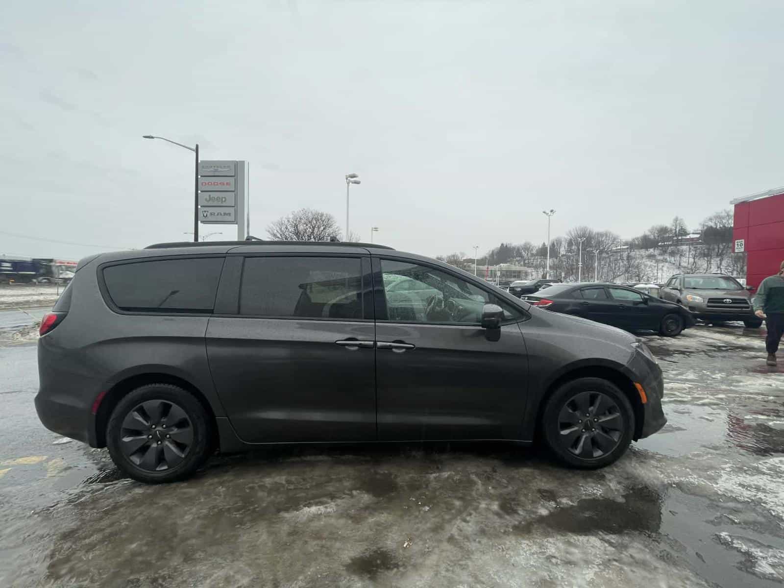 2020 Chrysler Pacifica Hybrid Limited - Image 9