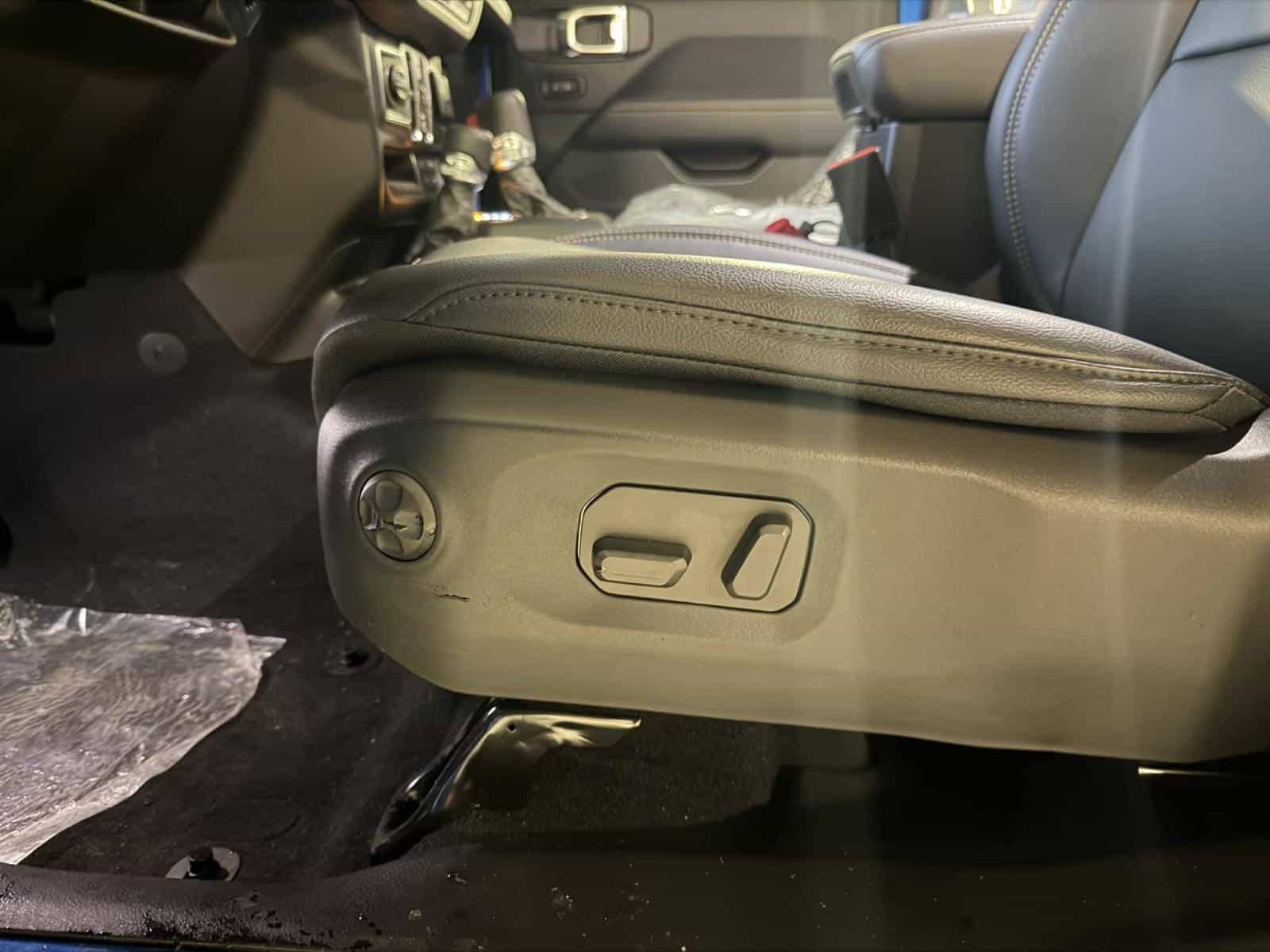 Image 10 Jeep Wrangler 4 Door Sahara 2026