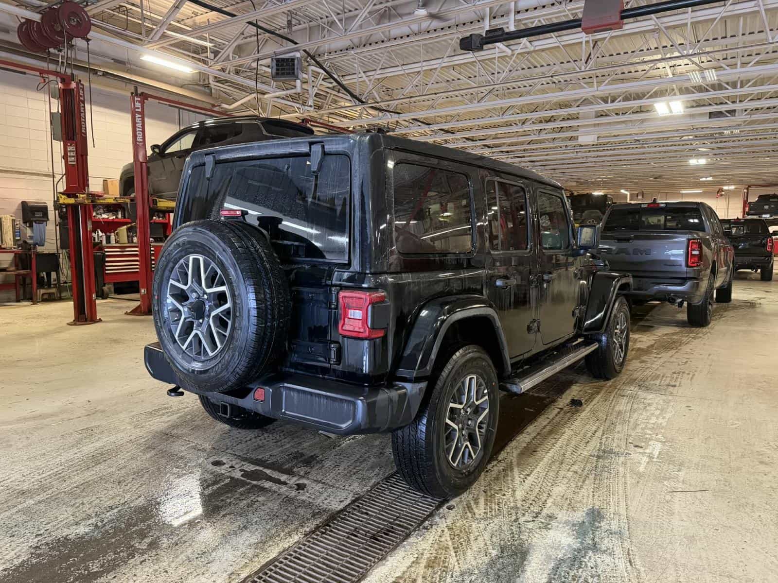 Image 3 Jeep Wrangler 4 Door Sahara 2026