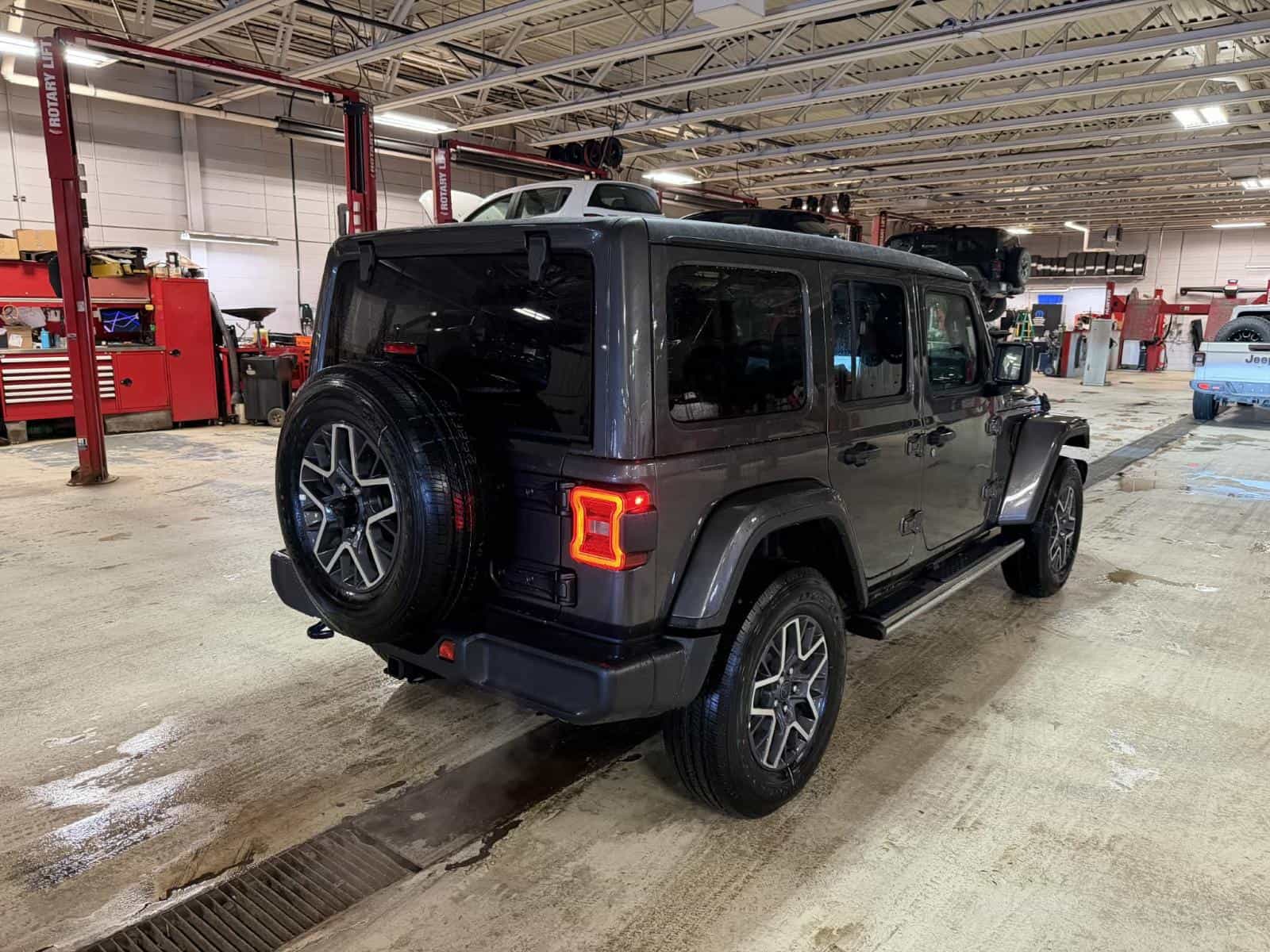 Image 3 Jeep Wrangler 4 Door Sahara 2026