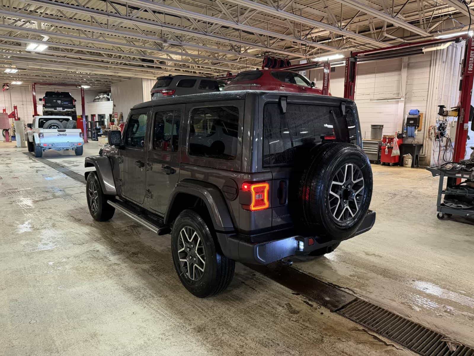 2026 Jeep Wrangler 4 Door Sahara - Image 4