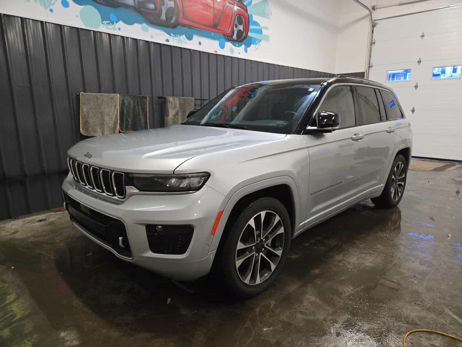 2022 Jeep Grand Cherokee Overland - Image 1
