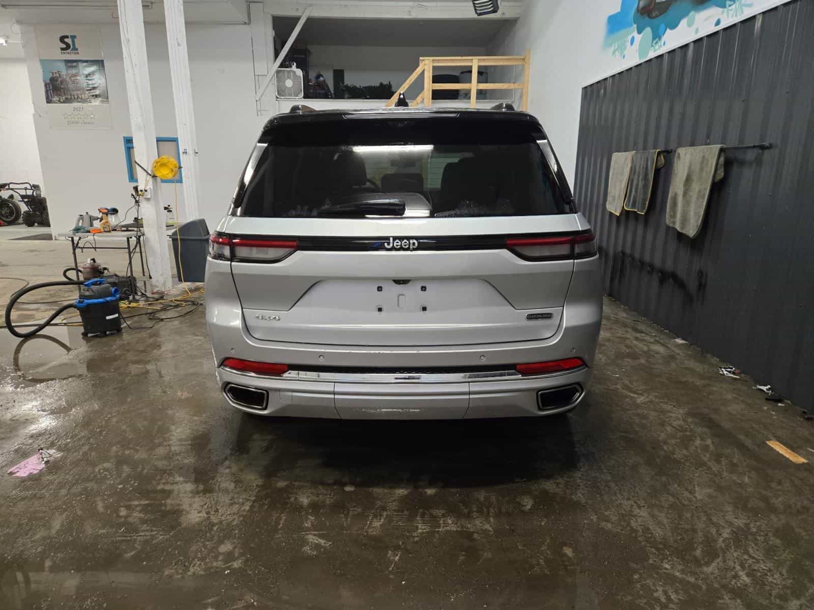 2022 Jeep Grand Cherokee Overland - Image 5