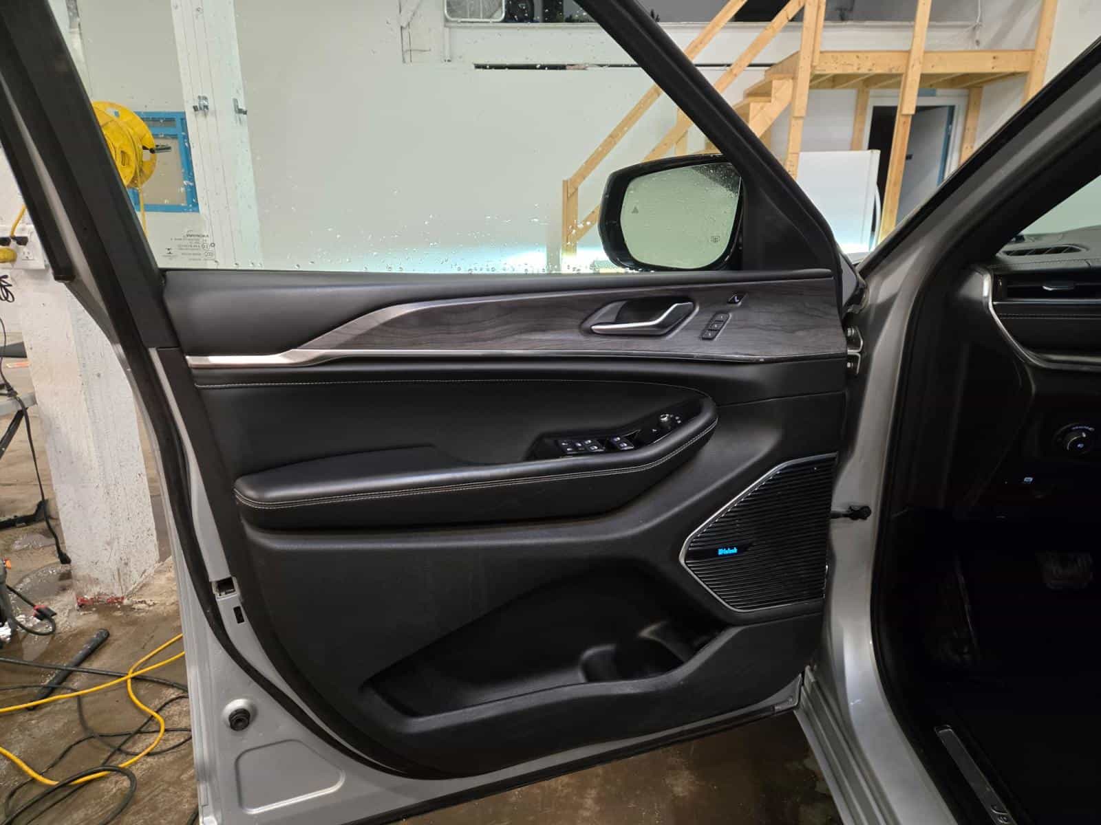 2022 Jeep Grand Cherokee Overland Overland - Image 10