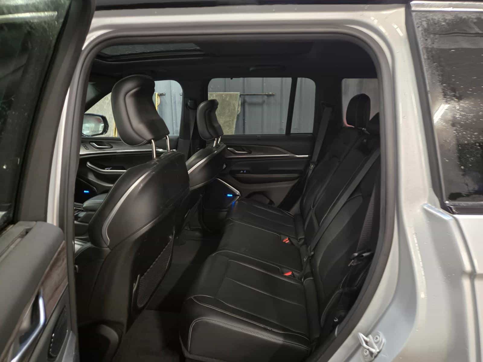 2022 Jeep Grand Cherokee Overland Overland - Image 12