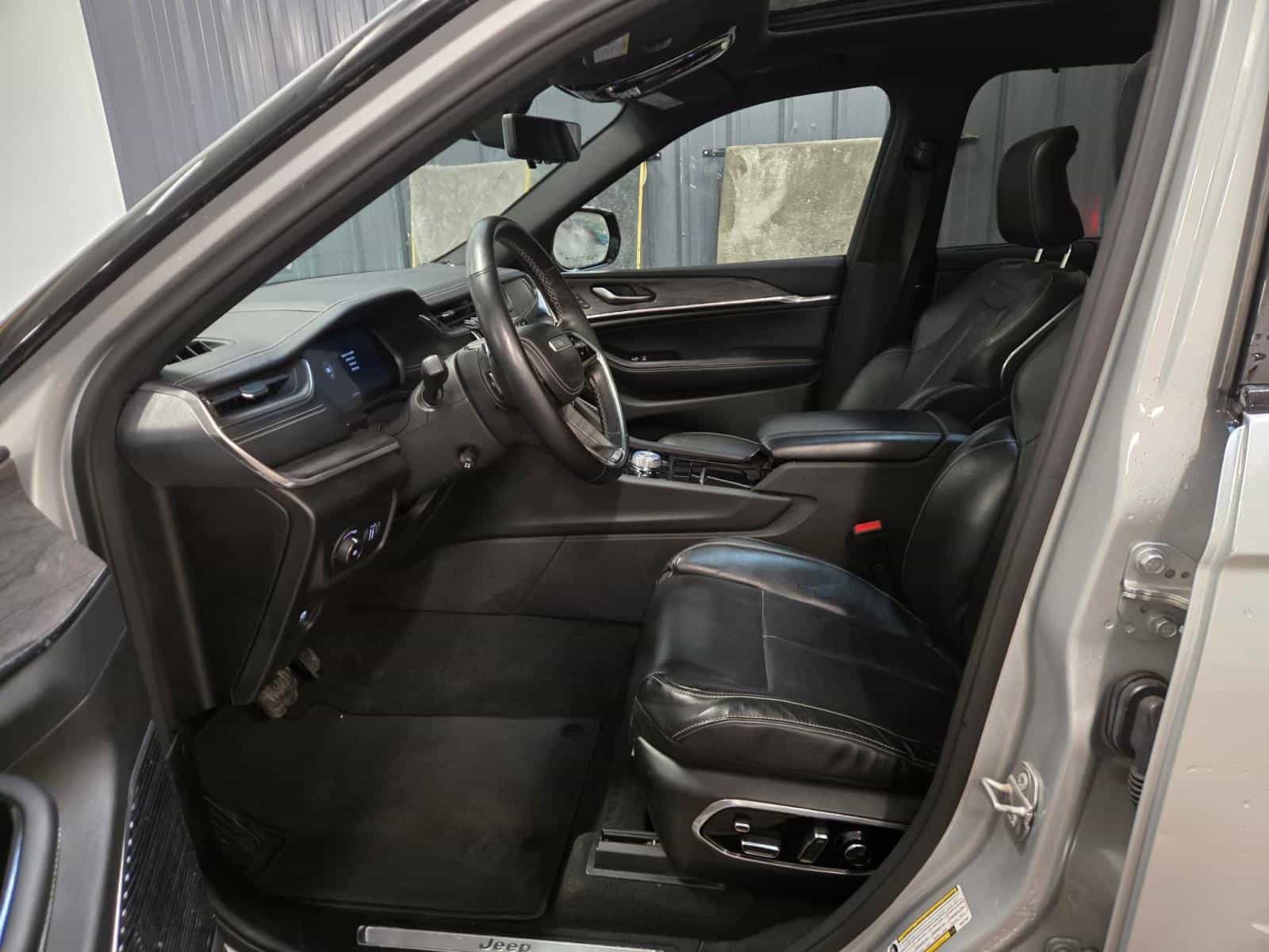 2022 Jeep Grand Cherokee Overland - Image 11