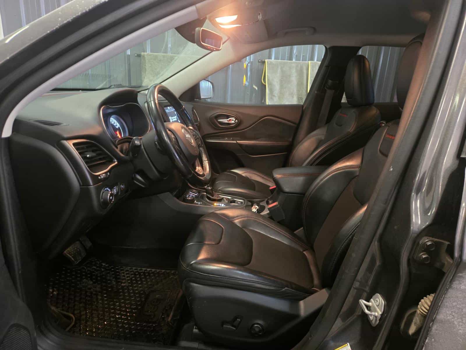 2020 Jeep Cherokee Trailhawk - Image 11