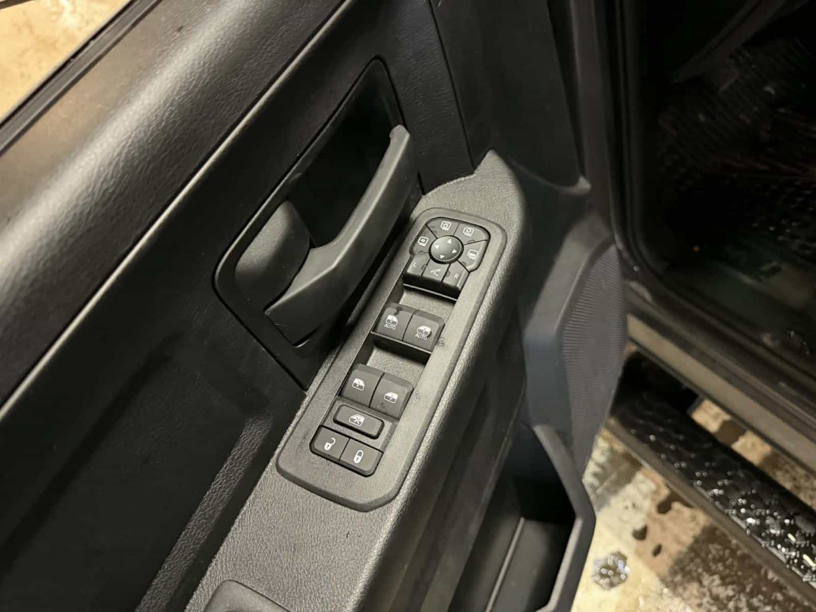 Image 11 RAM 2500 Black Express 2026