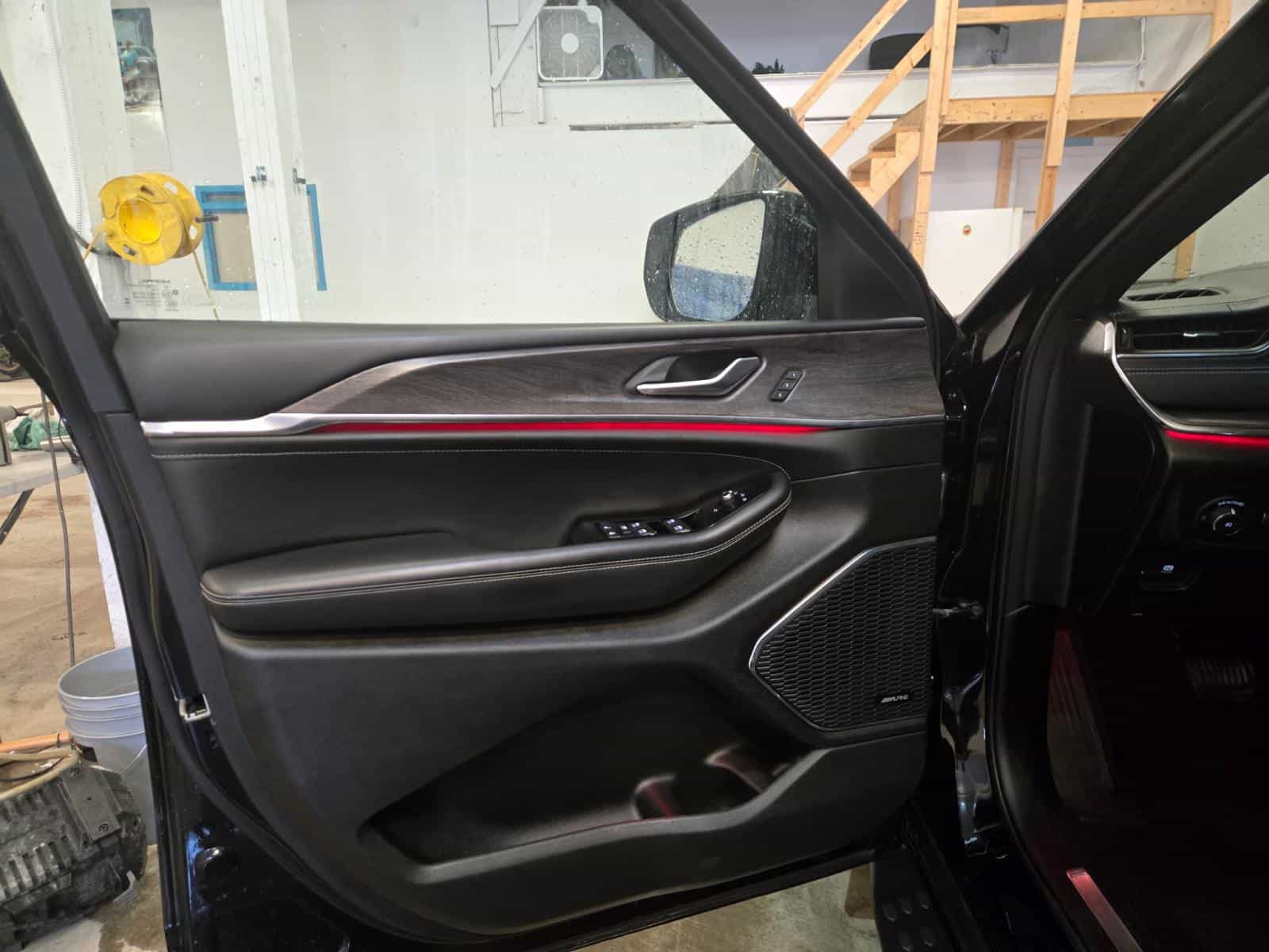 2023 Jeep Grand Cherokee Overland Overland - Image 9