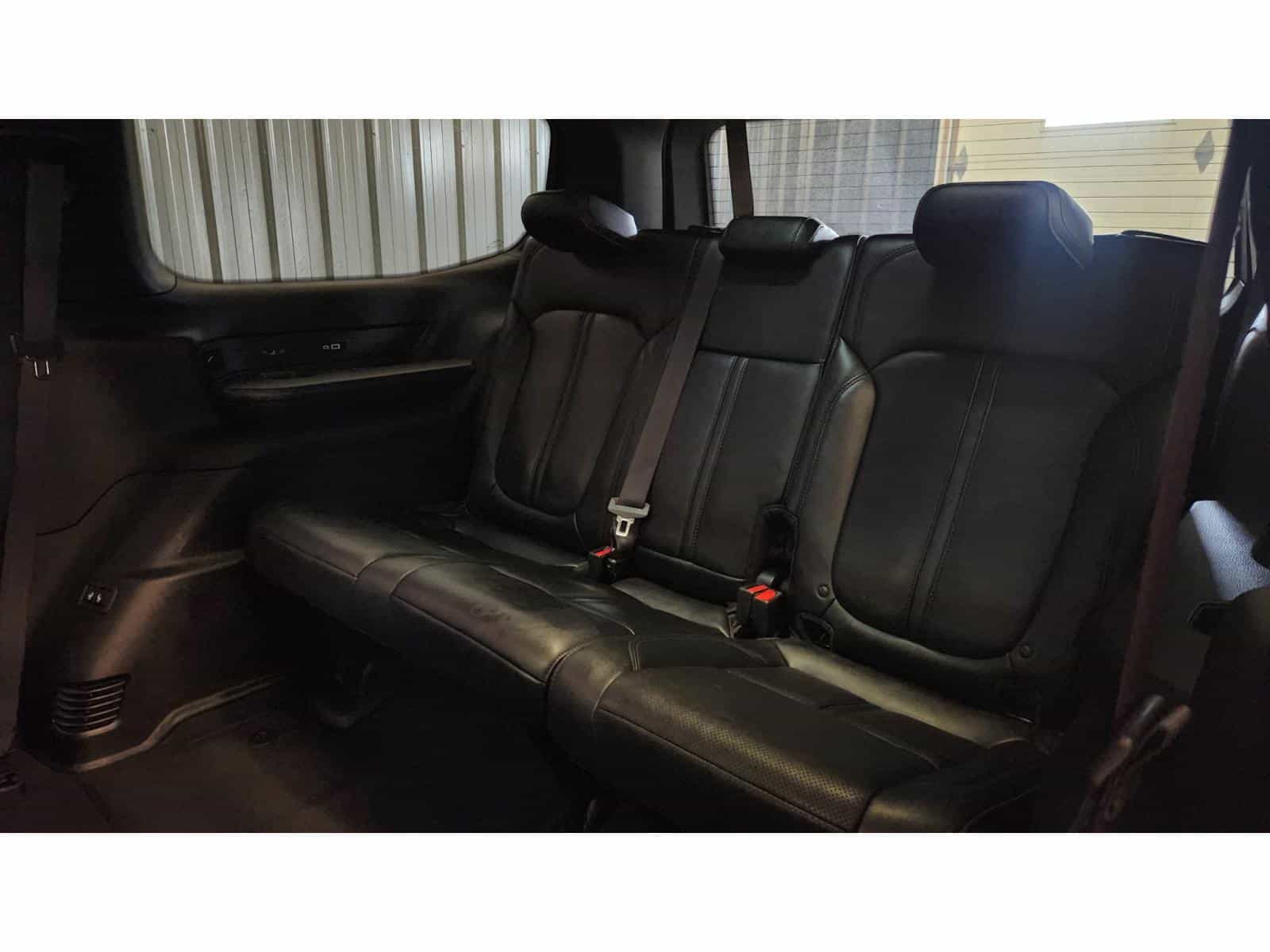 2022 Jeep Wagoneer Series III - Image 13