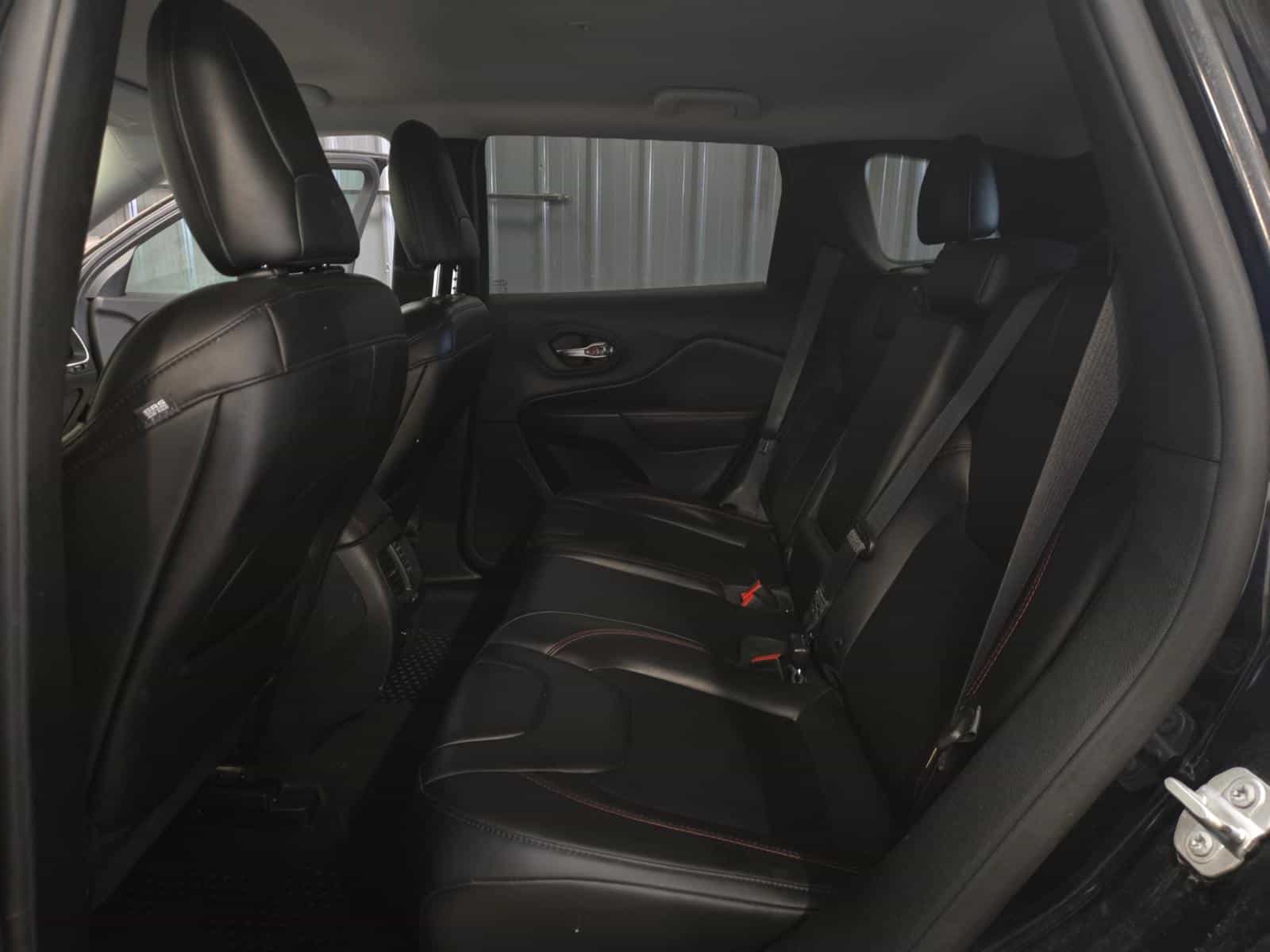 2019 Jeep Cherokee Trailhawk - Image 12