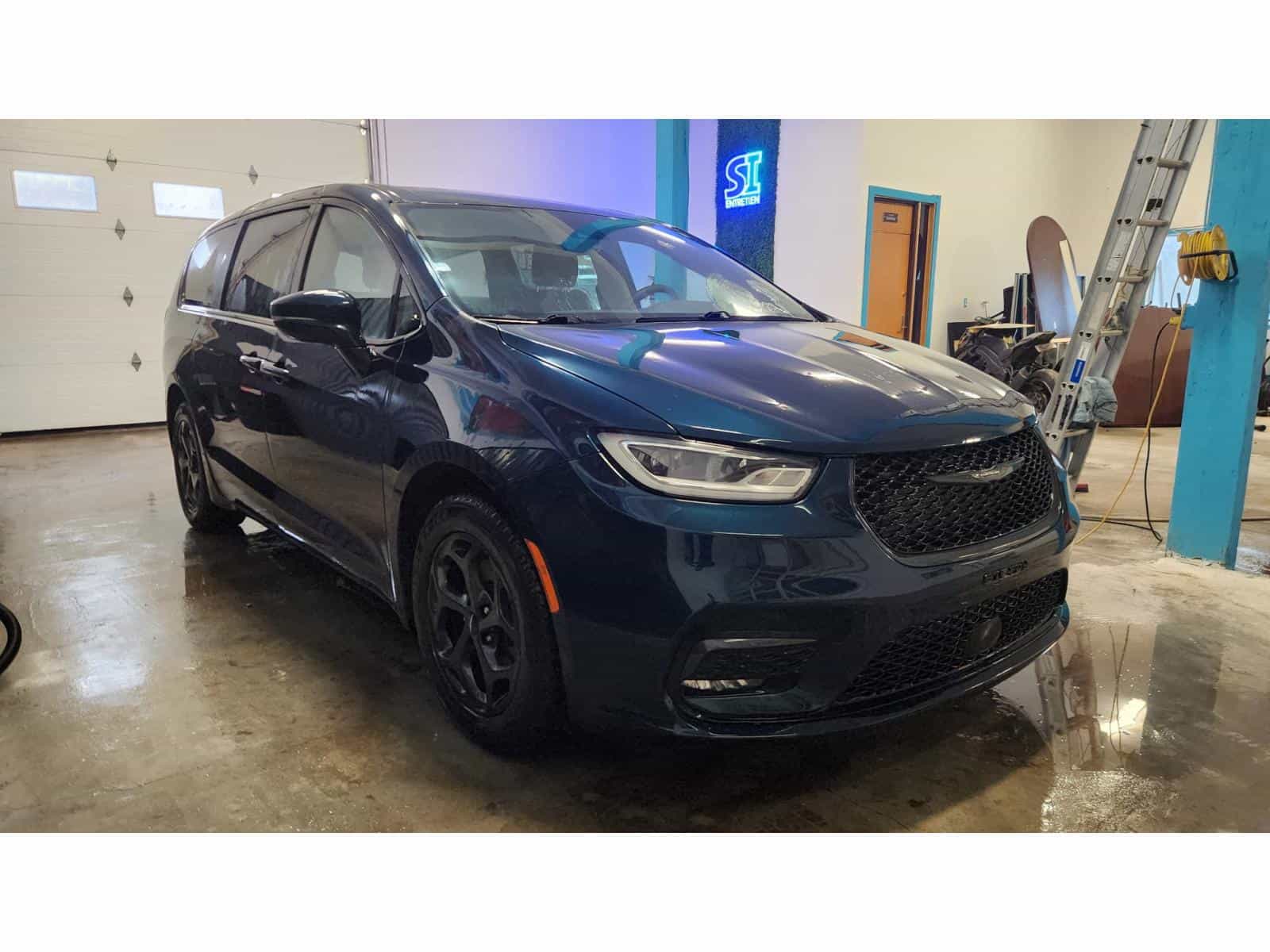 2022 Chrysler Pacifica Hybrid Touring L - Image 3