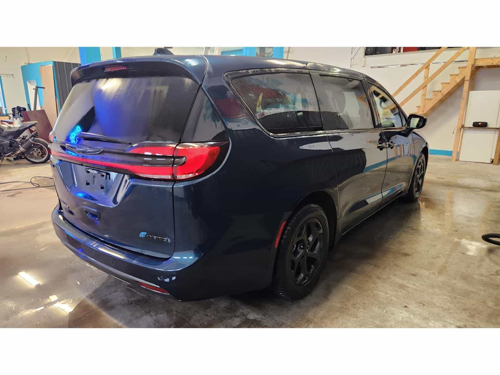 2022 Chrysler Pacifica Hybrid Touring L - Image 4