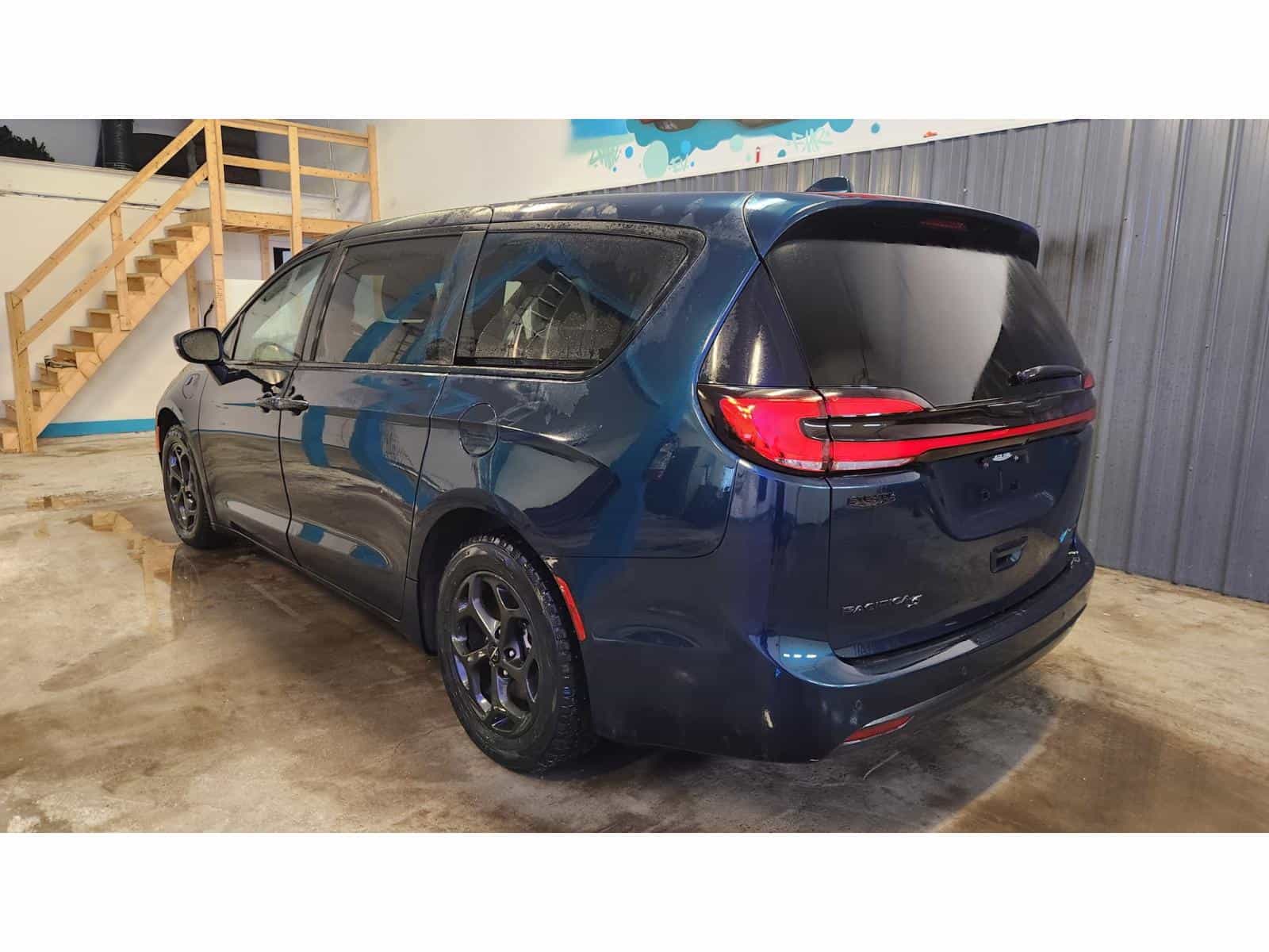 2022 Chrysler Pacifica Hybrid Touring L - Image 6