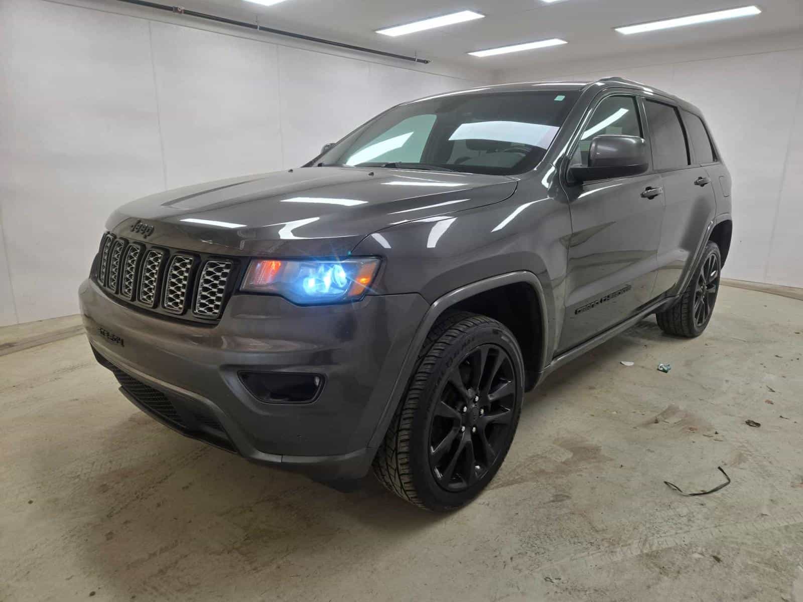 2018 Jeep Grand Cherokee Altitude IV - Image 1