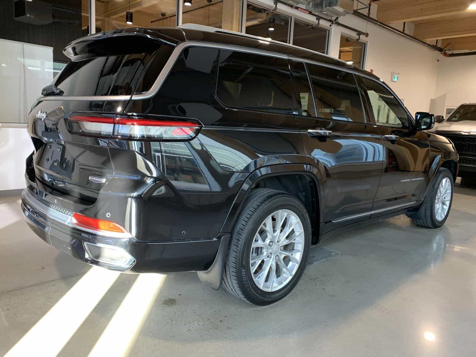 2021 Jeep Grand Cherokee L Summit Summit - Image 3
