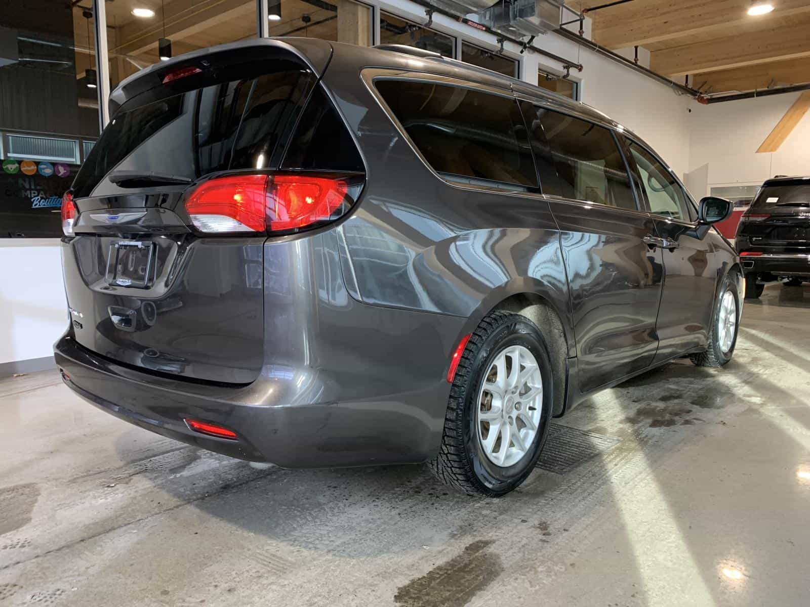2019 Chrysler Pacifica Touring - Image 3