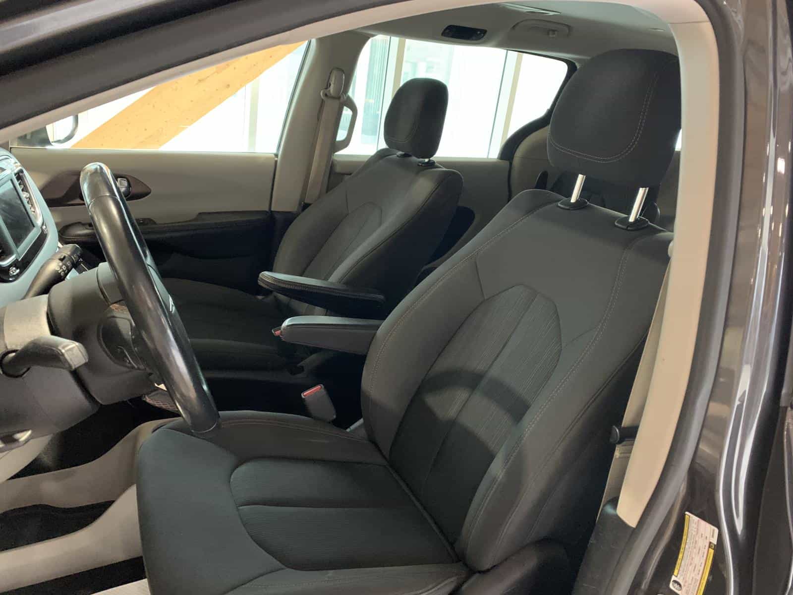 2019 Chrysler Pacifica Touring - Image 11