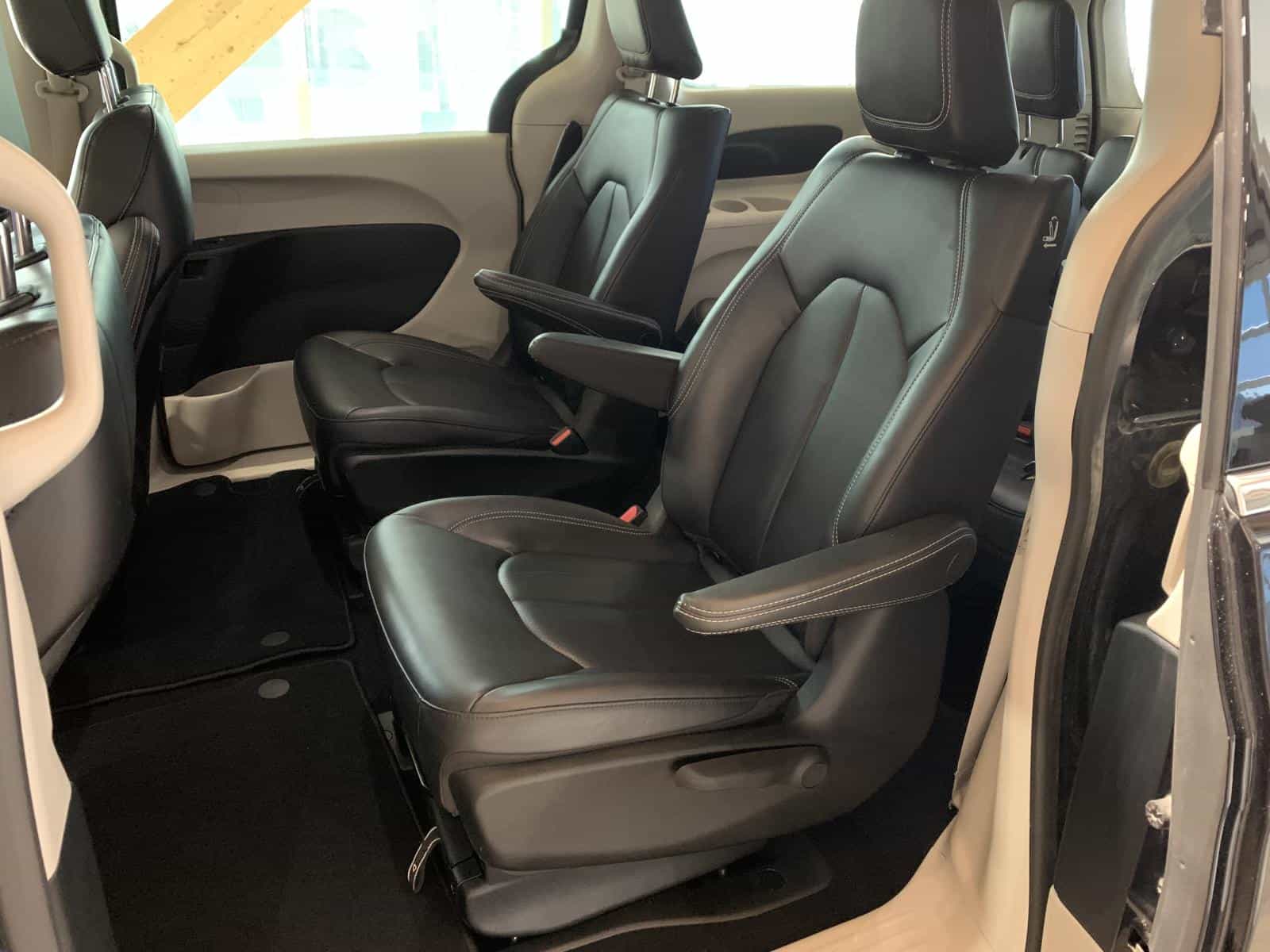 2023 Chrysler Pacifica Hybrid Touring L - Image 9