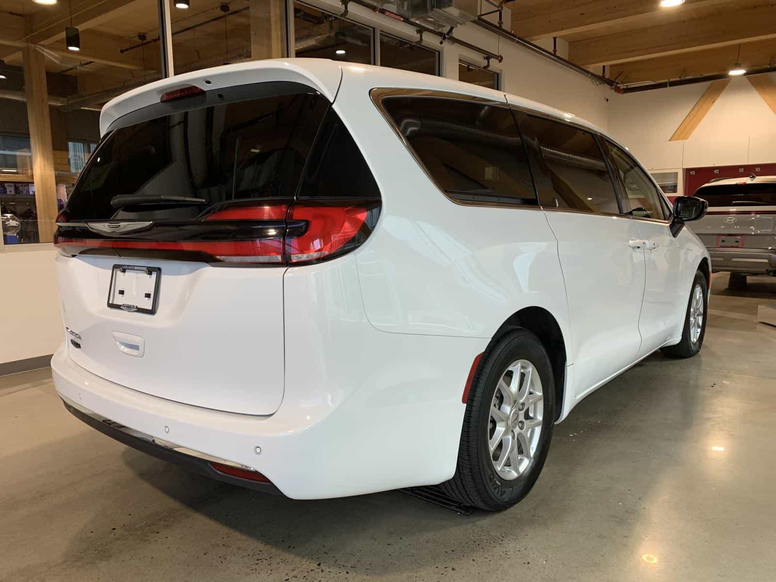 2024 Chrysler Pacifica Touring L Touring L - Image 3