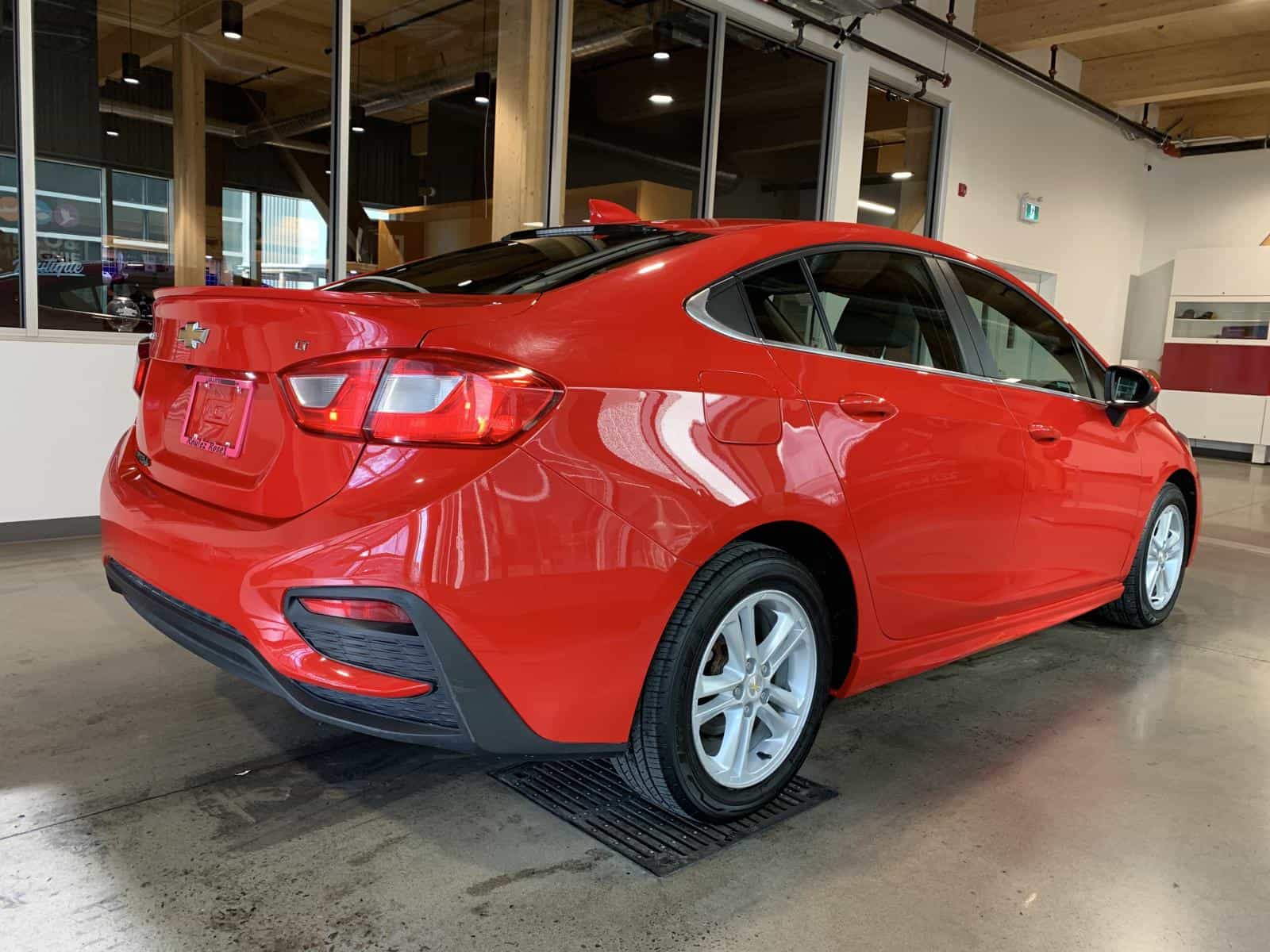 2018 Chevrolet CRUZE LT LT - Image 4