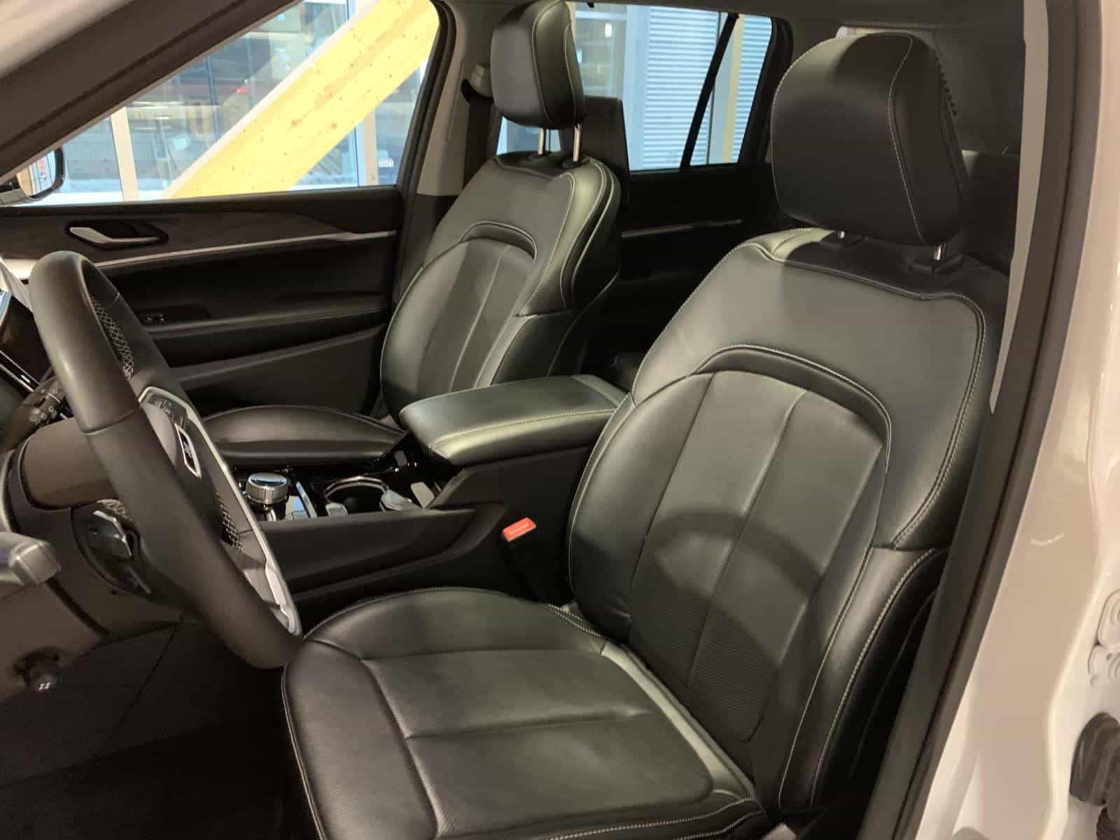 2022 Jeep Grand Cherokee Limited - Image 16