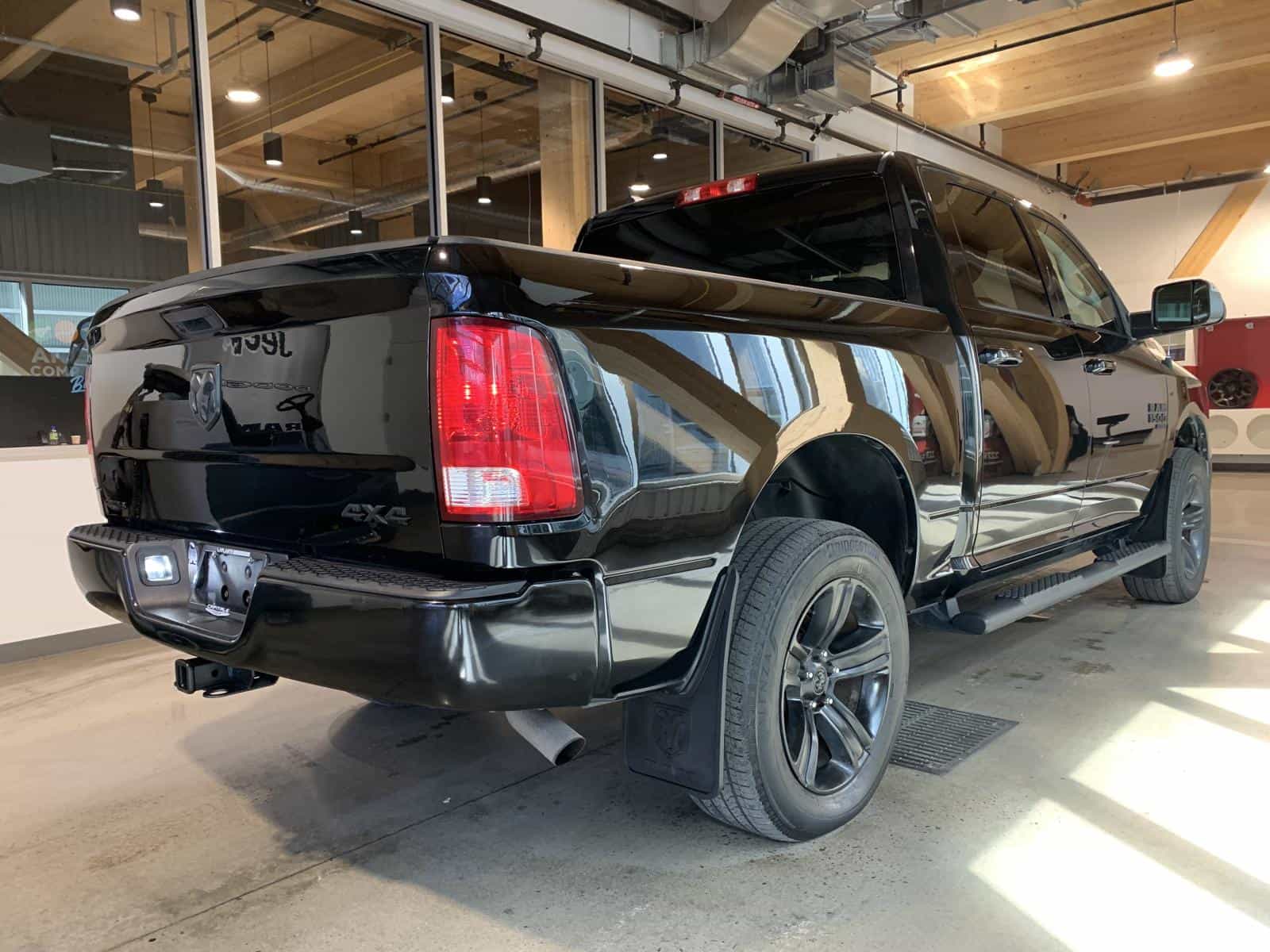 2021 RAM 1500 CLASSIC SLT 1500 Express - Image 3