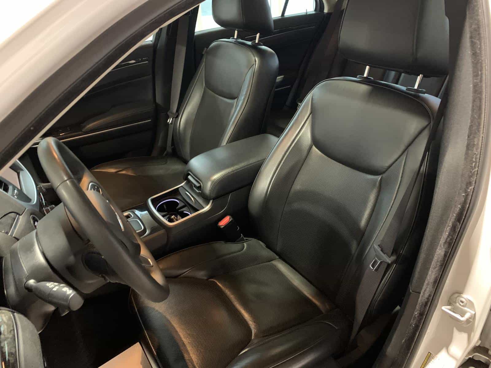 2023 Chrysler 300 Touring L - Image 12