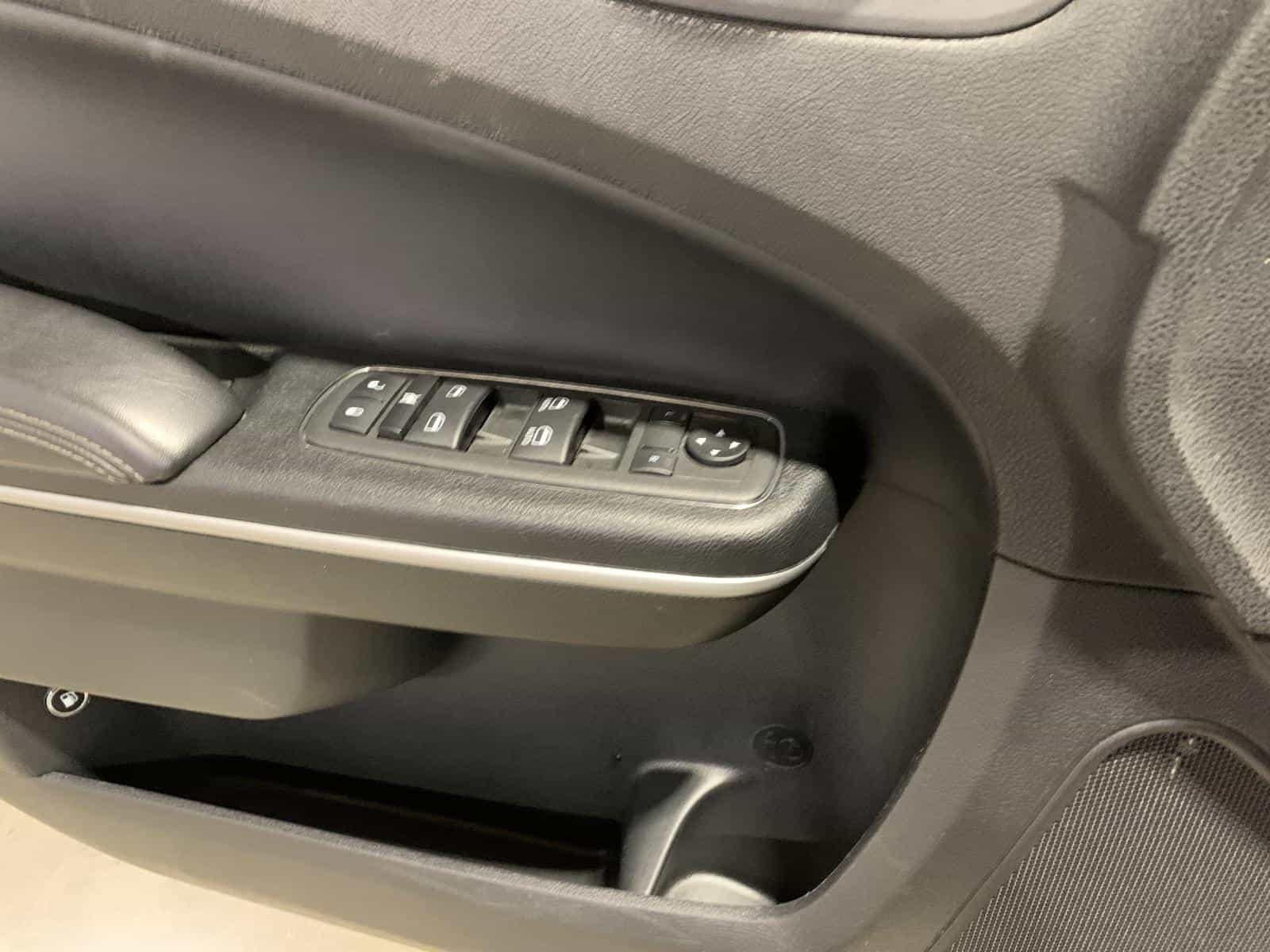 2023 Chrysler 300 Touring L - Image 22