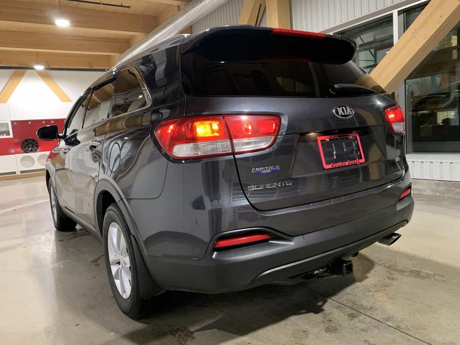 2018 Kia Sorento LX - Image 2